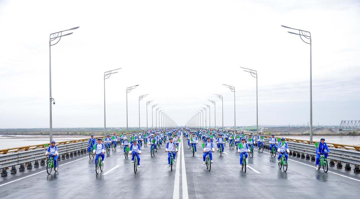 Президент Сердар Бердымухамедов принял участие в массовом велопробеге